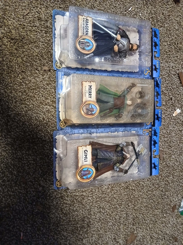 Lote a granel de (3) brinquedos de figuras de ação Senhor dos Anéis "Aragorn","Merry","Gimli". - Imagem 4 de 4