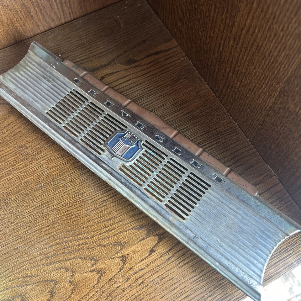 Chevy Special Deluxe 1942 moldura de tablero central/cubierta de rejilla de altavoz de radio Foto 2 de 4