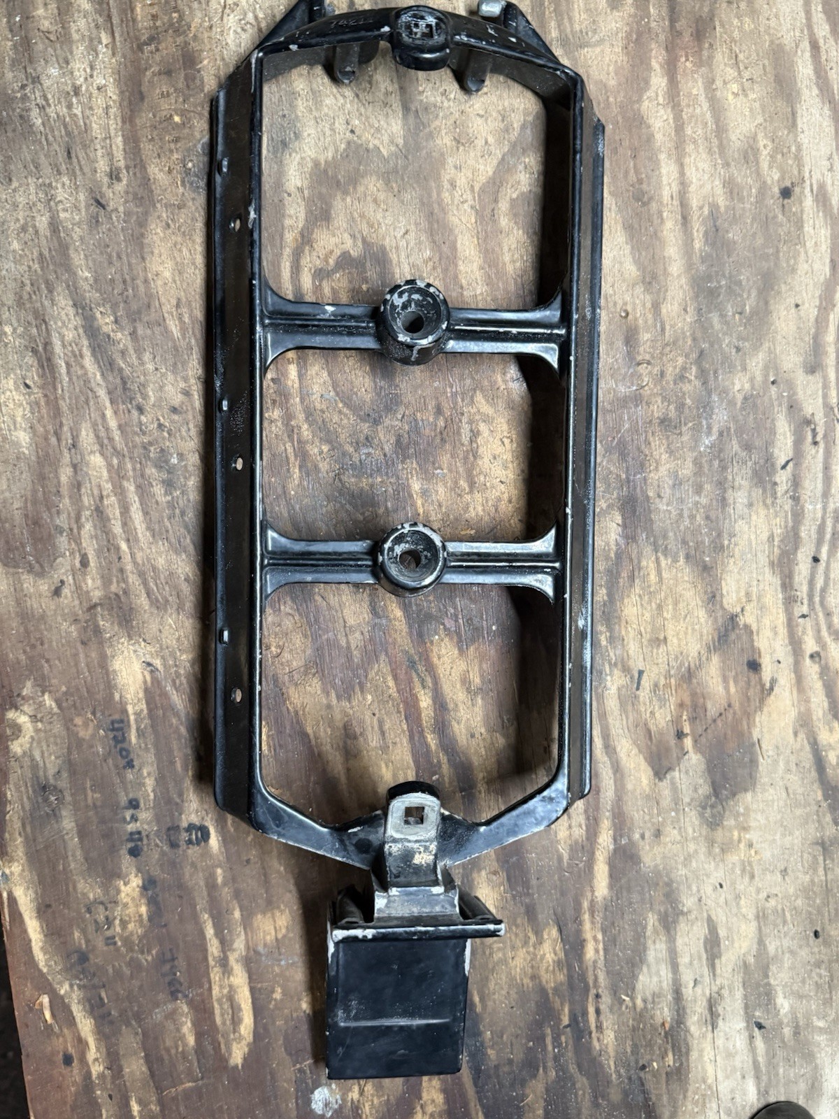 Mercury 74211 74510A2 69555 Rear Cowling Support Bracket 70hp 65hp 650 50hp 3cyl