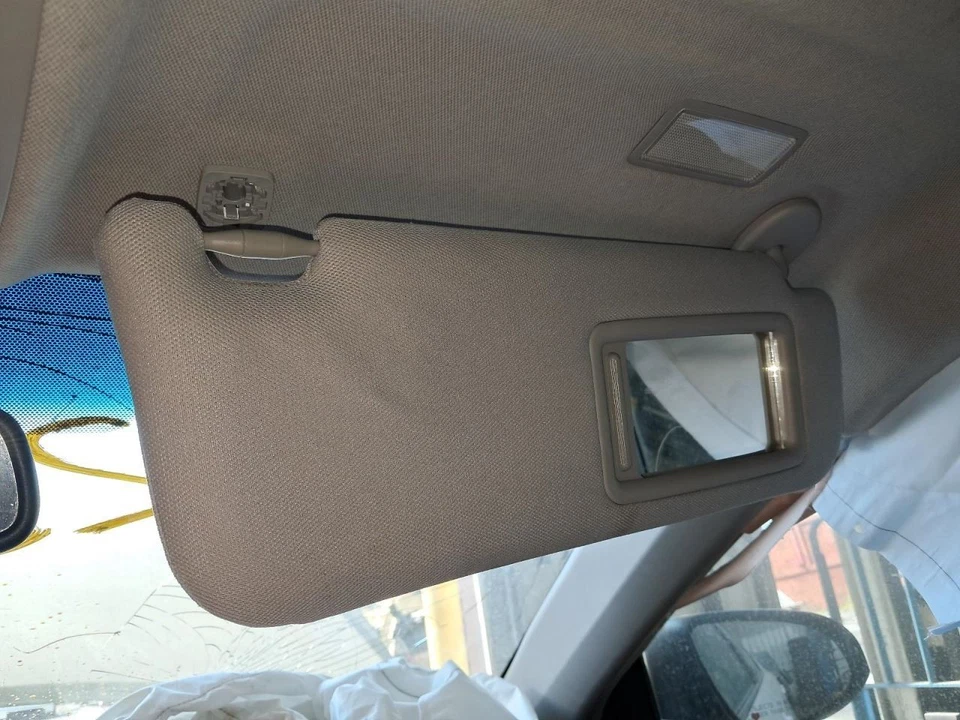 Parasol gris para pasajeros Toyota Camry 2012-2017 usado con iluminación Foto 2 de 4