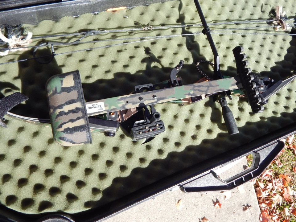 RARE Vintage Hoyt Supreme Left-Hand Compound Bow With Sight in Case 60-70# 31" - Image 2 of 4