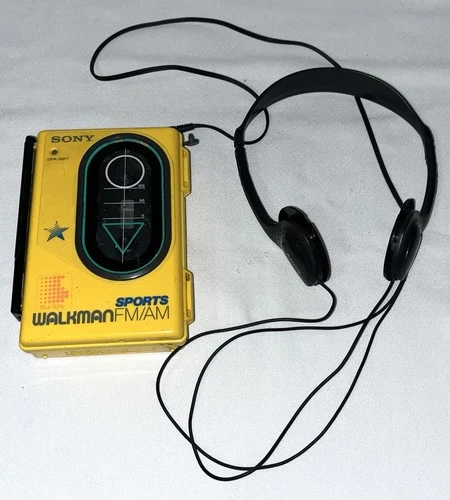 VINTAGE PORTABLE SPORTS SONY FM/AM WALKMAN CASSETTE WM-45 WORKS