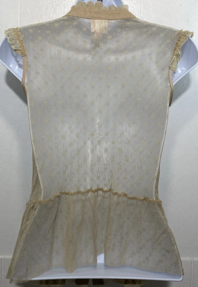 Top Xhilaration Morikei transparente para mujer talla pequeña malla de encaje transparente con botones beige Foto 4 de 4