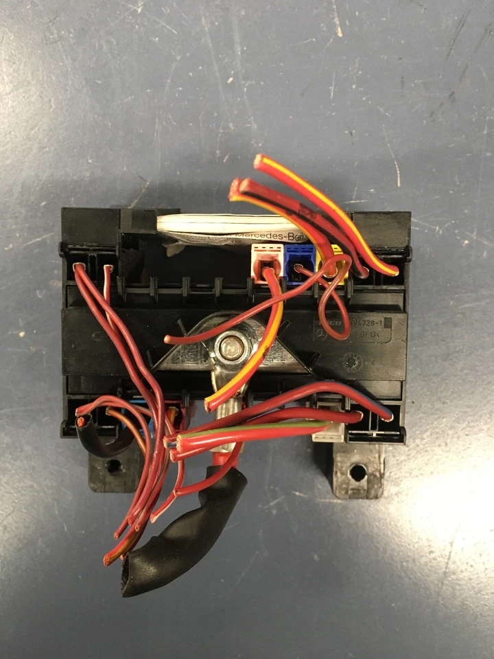 Оригинальный левосторонний блок предохранителей для приборной панели Mercedes-Benz E320 E350 2006-2009 годов выпуска - Изображение 4 из 4