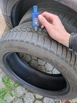 2 Hankook 235/50R19 Winterreifen ca. 5.1 Profiltiefe, nicht beschädigt.