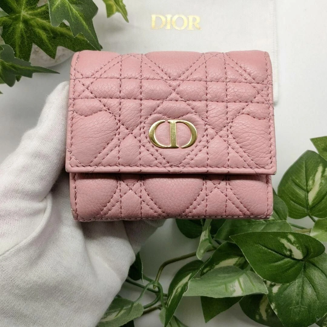 Portefeuille compact Dior Caro Hibiscus Cannage coeur cuir rose triple