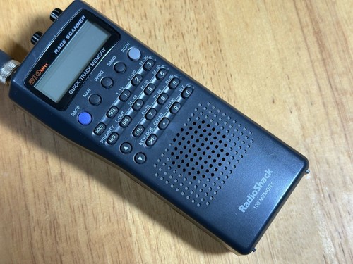 100-kanałowy skaner wyścigowy RadioShack PRO-74 z instrukcją obsługi i odłączanymi antenami - Zdjęcie 2 z 8