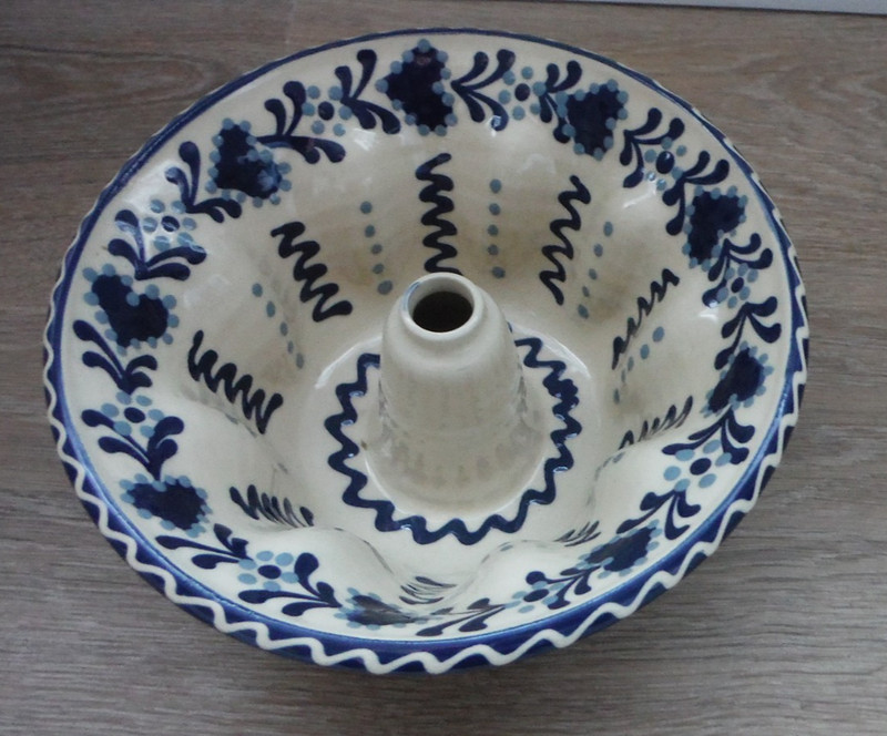 Vintage Folk Art Slip Decorated Kugelhopf Bundt Mold, Alsace France? 7.75" - EUC