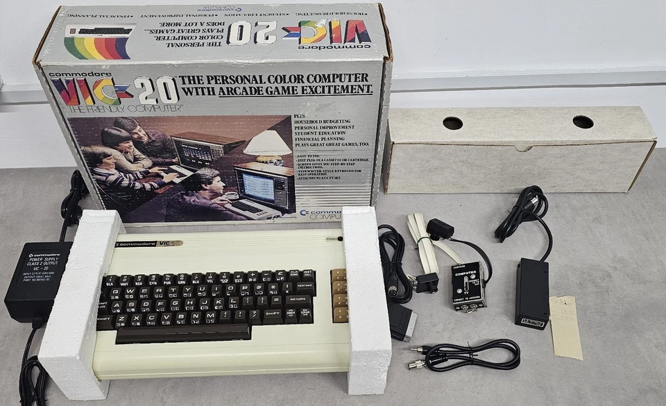 Commodore Vic 20 NTSC U/C Pet Style - Immagine 2 di 4