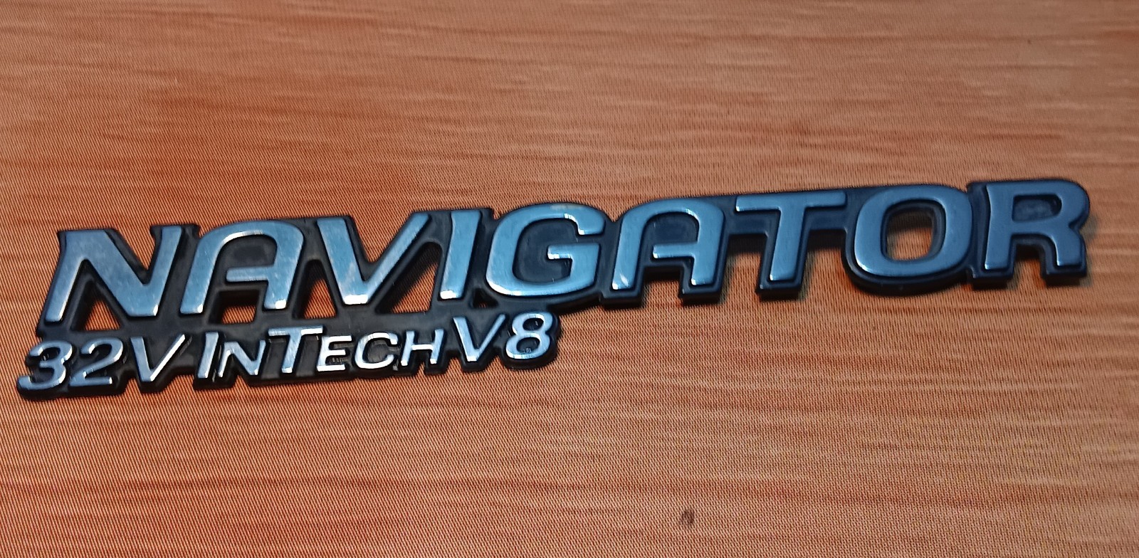 LINCOLN NAVIGATOR 32V INTECH V8 EMBLEM LOGO BADGE SIGN OEM - Photo 1