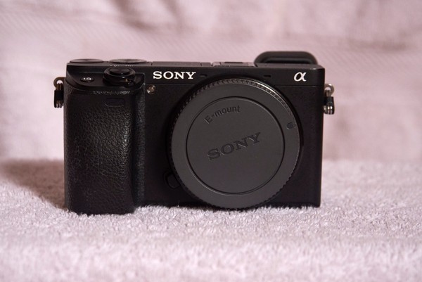 Sony α6300 24,2 MP Cámara sin Espejo - Negra (Sólo Cuerpo). Incluye 2 baterías