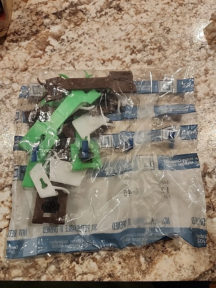 Nos GM 12522244-45 um kit de moldagem painel traseiro Buick Roadmaster 92 - 94 Novo - Imagem 2 de 2