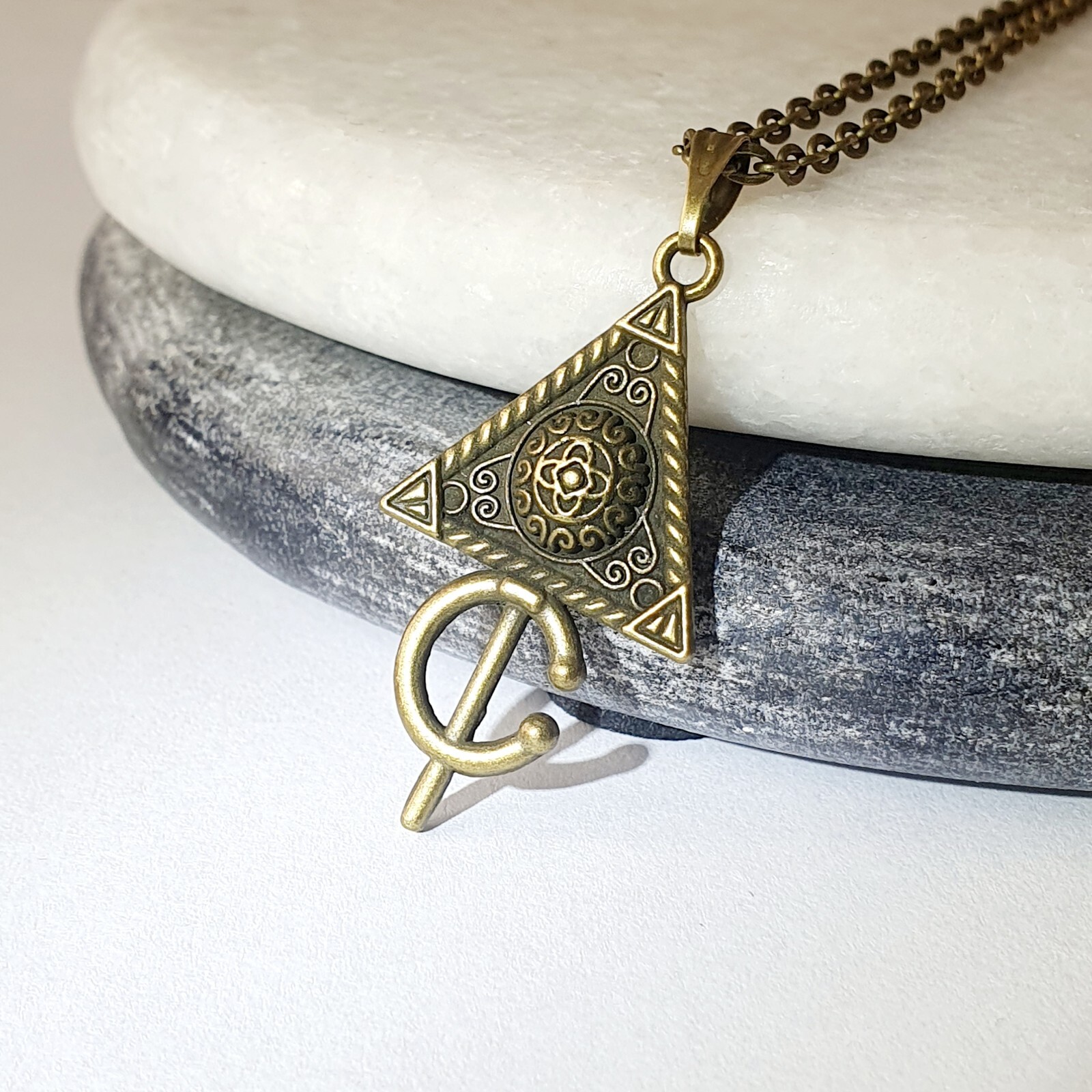 Collier Berbère Argenté avec Pendentif Amazigh Sud Marocain en Résine Rouge