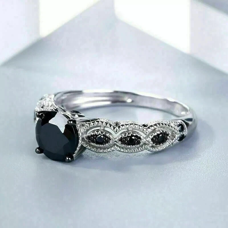Anillo de compromiso de diamantes negros de corte redondo de 2 quilates enchapado en oro blanco de 14 quilates Foto 3 de 4