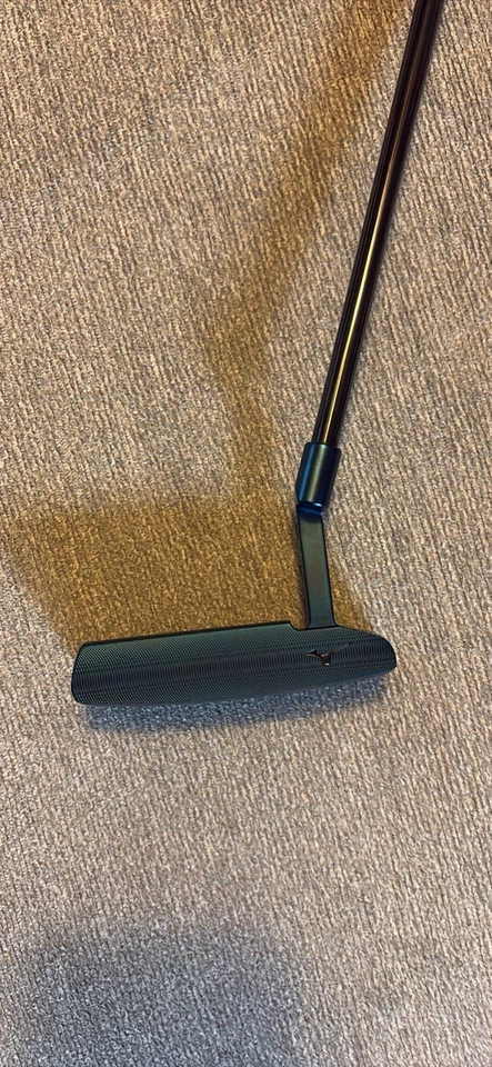 Putter fresado azul Mizuno M-Craft tipo 2 con empuñadura Superstroke Tour 5.0. Foto 2 de 4