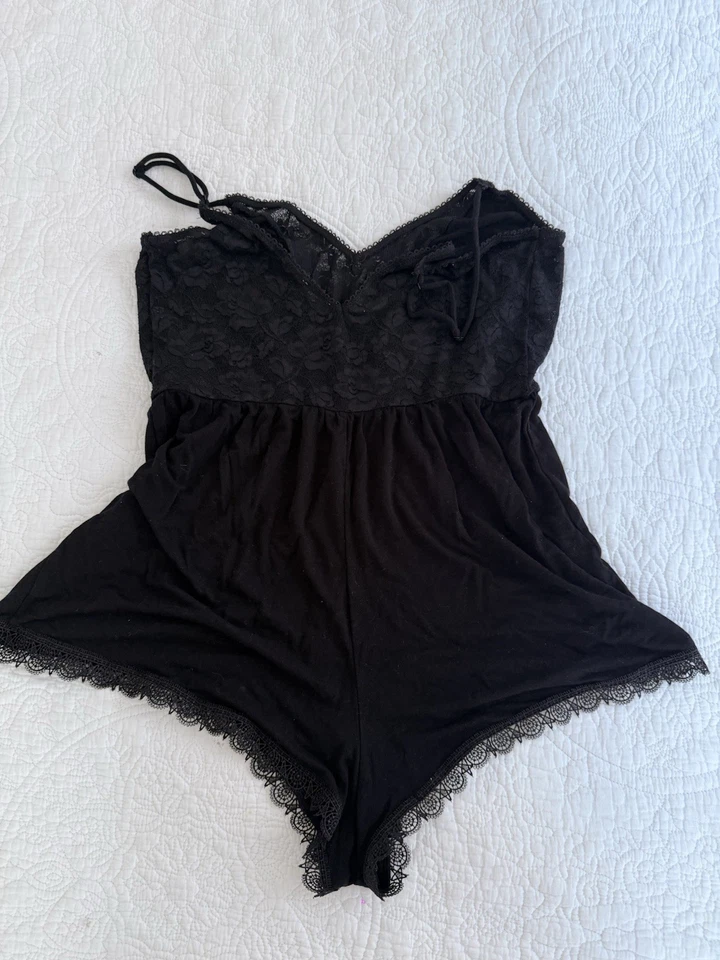 Roupa de dormir feminina Free People pequena preta Keep Me macacão renda sem mangas - Imagem 2 de 3