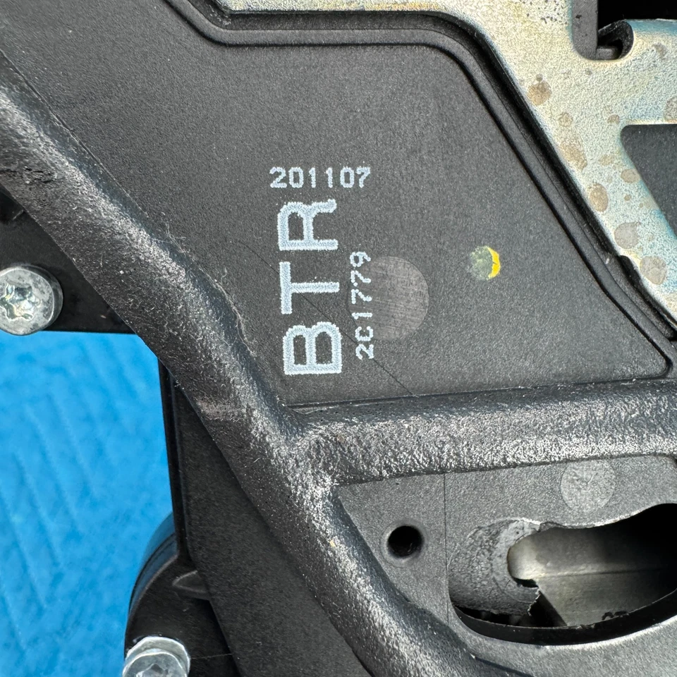 Actuador de bloqueo de puerta delantera derecha BMW 325i E90 2006-2008 OEM 7059974 Foto 3 de 4