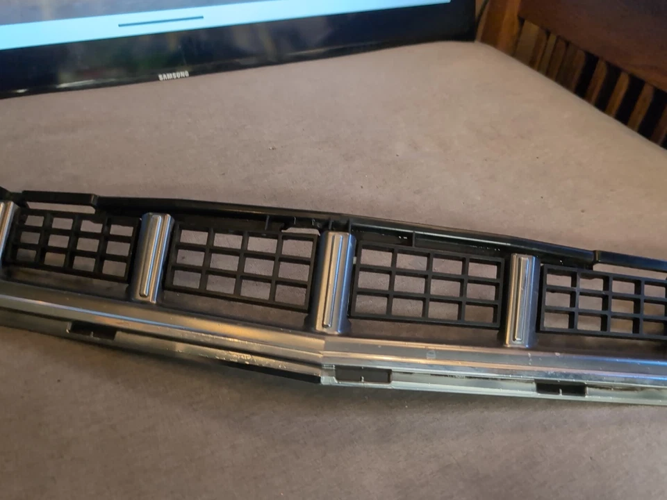 2012 2013 Cadillac CTS Parrilla de Parachoques Delantero Inferior Central 20995559 OEM Foto 3 de 4