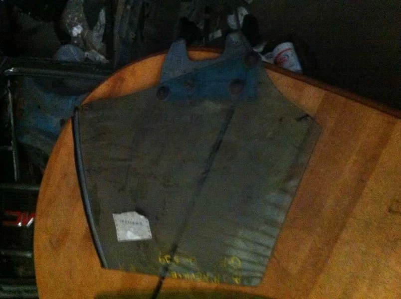 75 76 PONTIAC BONNEVILLE PASSENGER RIGHT REAR DOOR GLASS - Image 2 of 4