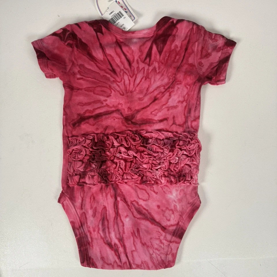 Body Two Feet Ahead UNIV OF ALABAMA Carmesí Marea Butt Volantes 12 M Tie Dye Foto 2 de 4