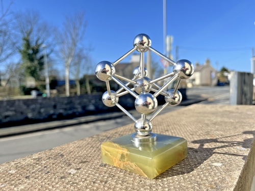 5" ATOMIUM BRUSSELS WORLDS FAIR ATOMIC SPACE AGE MOLECULE ONYX DESK PAPERWEIGHT - Picture 5 of 11