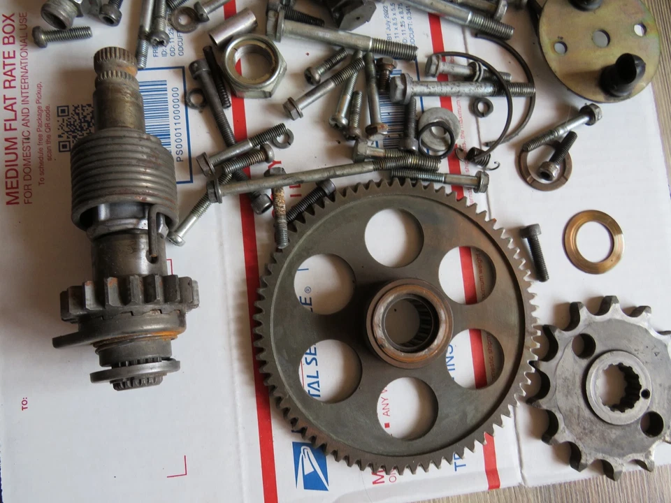 Piezas de motor Kawasaki KZ 1000 LTD 1000 B2 probabilidades y extremos tuercas y pernos 1978 K24 Foto 2 de 4