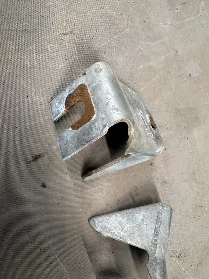 GTO 442 1967-1972 Chevy Impala Chevelle Ventilación Ventana Soportes Puerta Panel Retenedor Foto 4 de 4