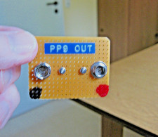 Kleiner PP9-Batterieadapter f&uuml;r moderne 9-Volt oder AA-Batterien.