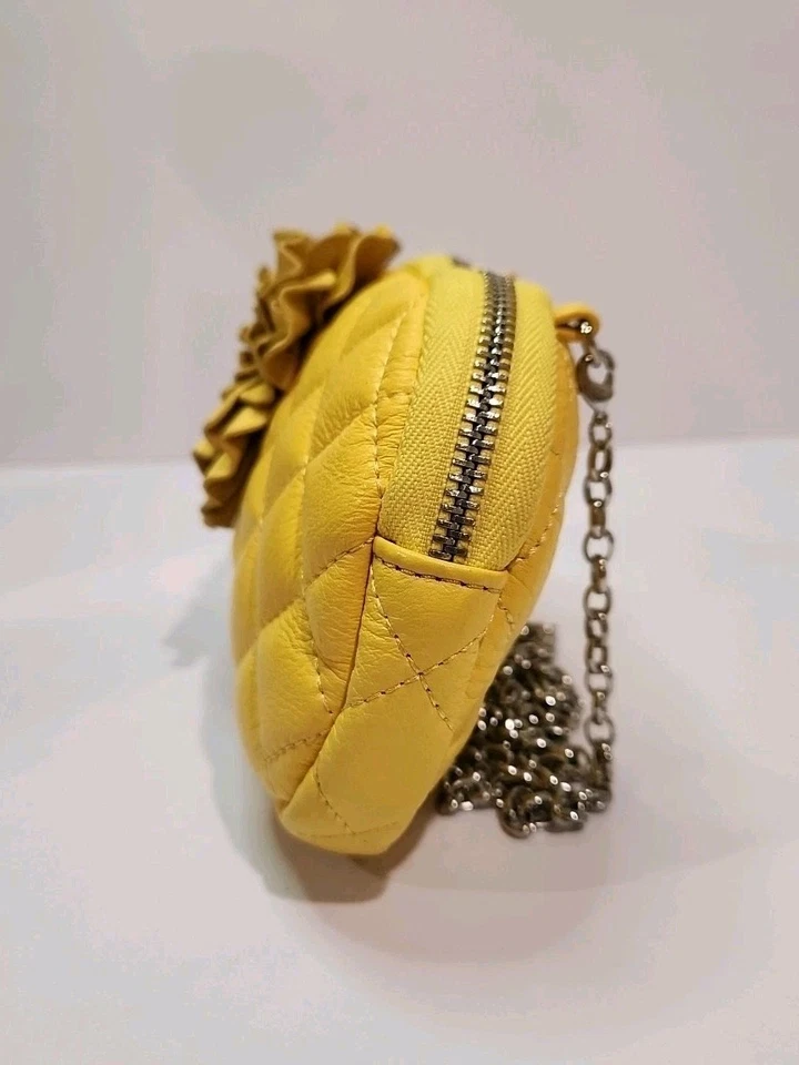 NUEVO SIN ETIQUETAS Cartera sin asas floral 3D de cuero amarillo Brighton con correa de cadena extraíble  Foto 2 de 4
