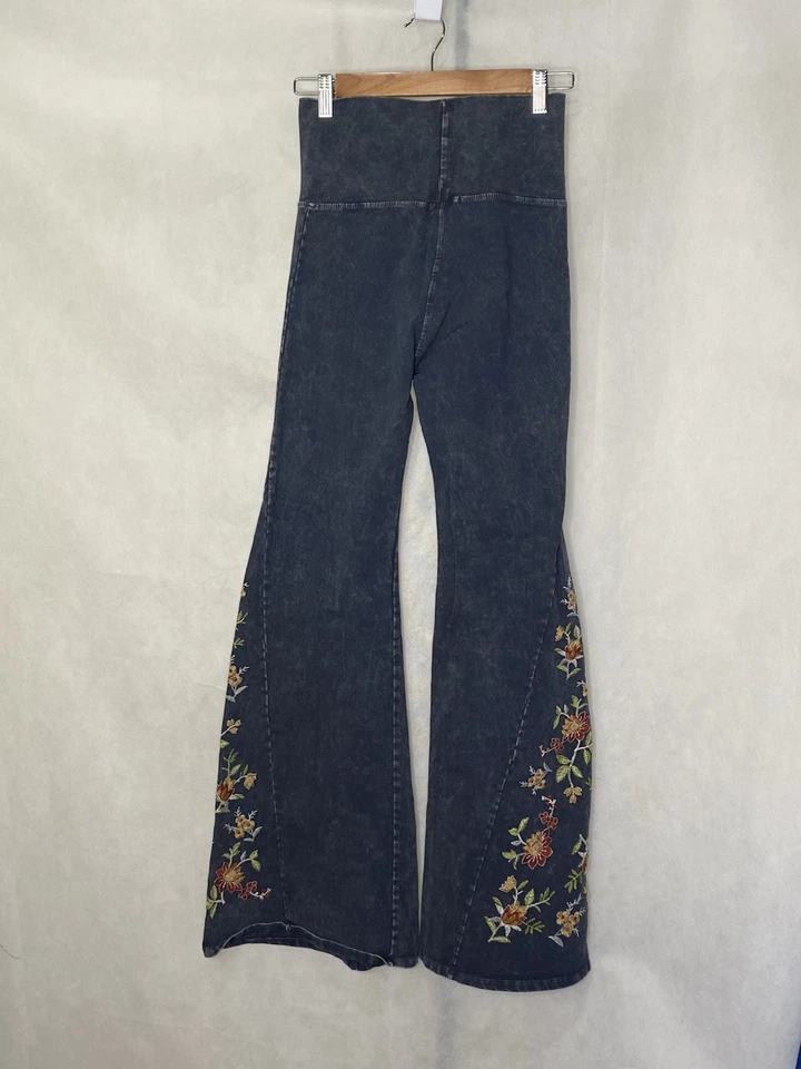 T Party Y2K Foldover Flared Yoga Pants Pants Embroidered Flowers Size Medium USA - Image 2 of 4