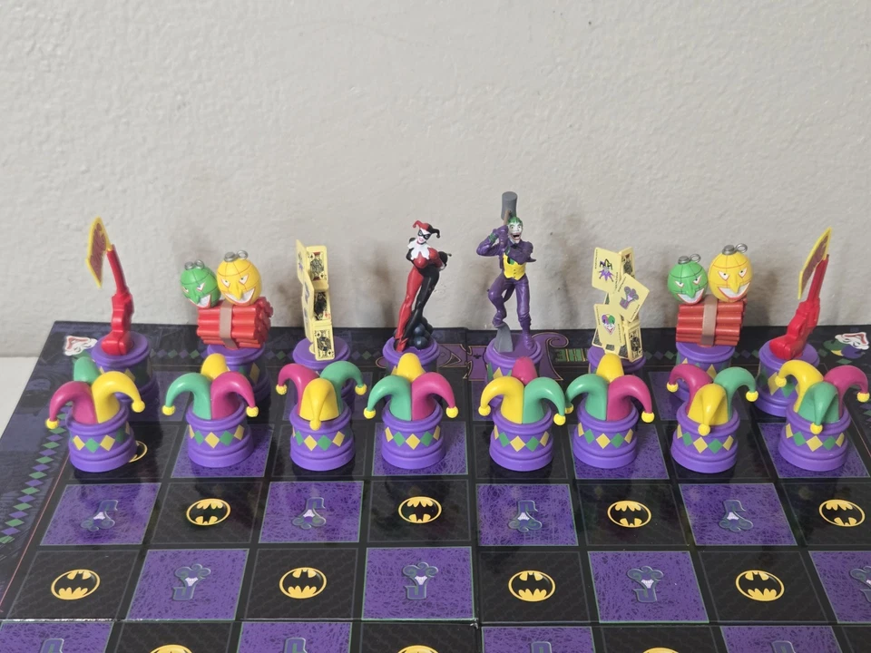 Conjunto de xadrez de plástico The Batman (The Dark Knight vs The Joker) SEM CAIXA  - Imagem 2 de 4