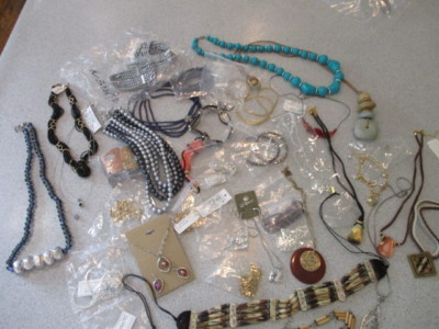 Costume Jewelry Lot 40 pieces Nothing Broken Lot 4