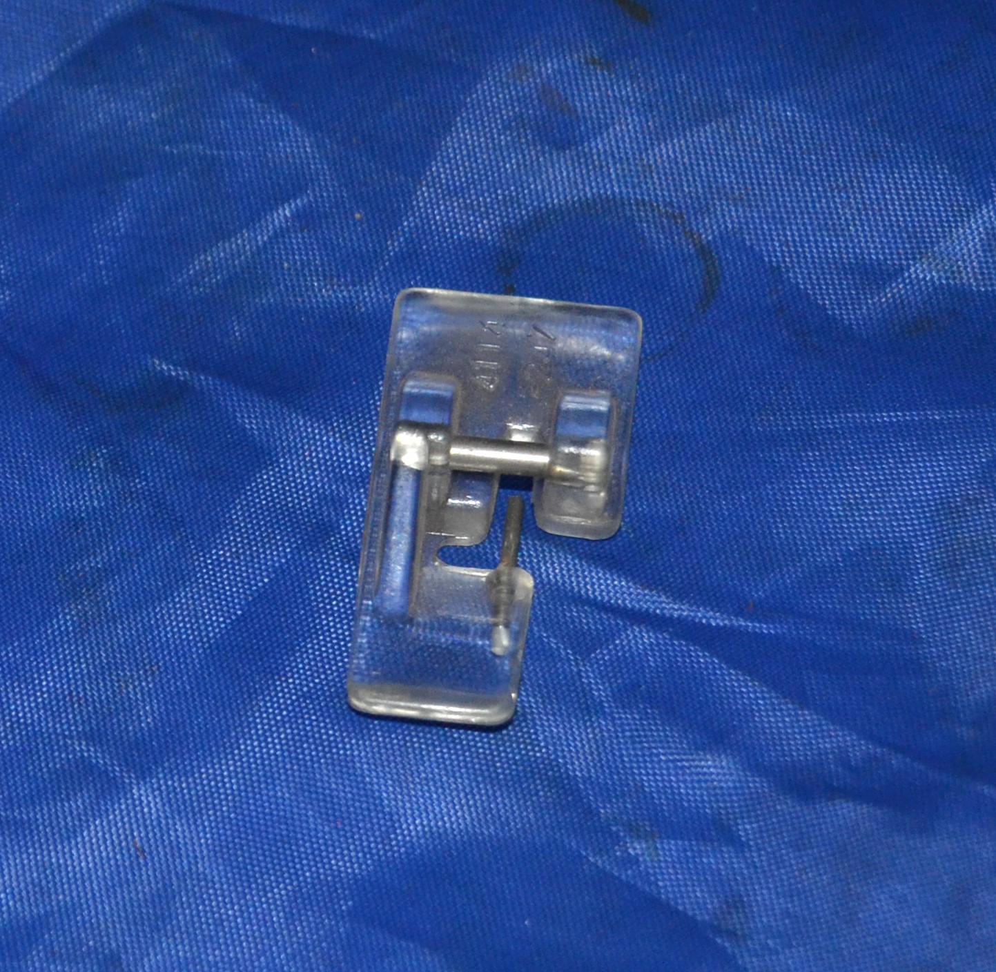 SEWING MACHINE ATTACHMENT CLIP ON PLASTIC EDGING OVERCAST IN GREAT SHAPE-image