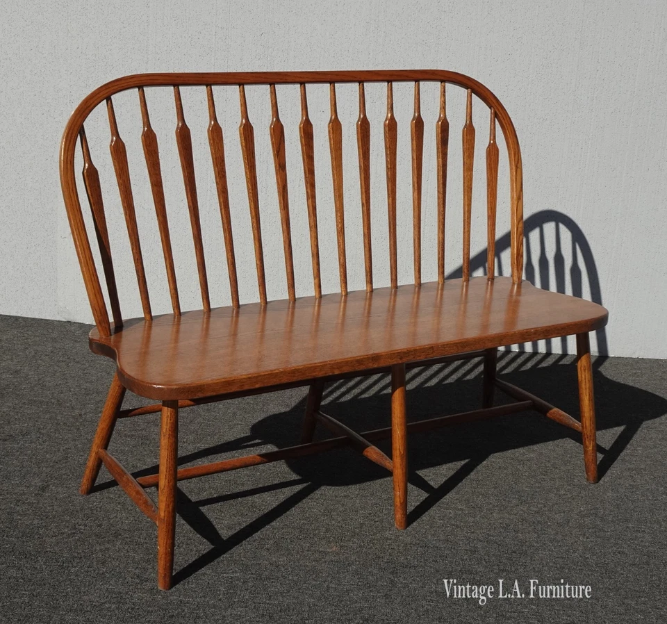 Sofá de banco vintage francés de roble Windsor con husillo trasero ~ estilo Ethan Allen Foto 2 de 4