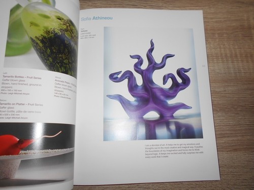 New Zealand Glass Art. Published by David Bateman 2010. - Picture 8 of 9