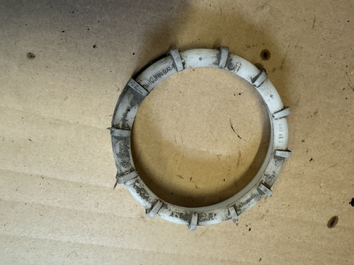 VW Audi A4 A6 Kraftstoffpumpe Tank Befestigung 8n0201375