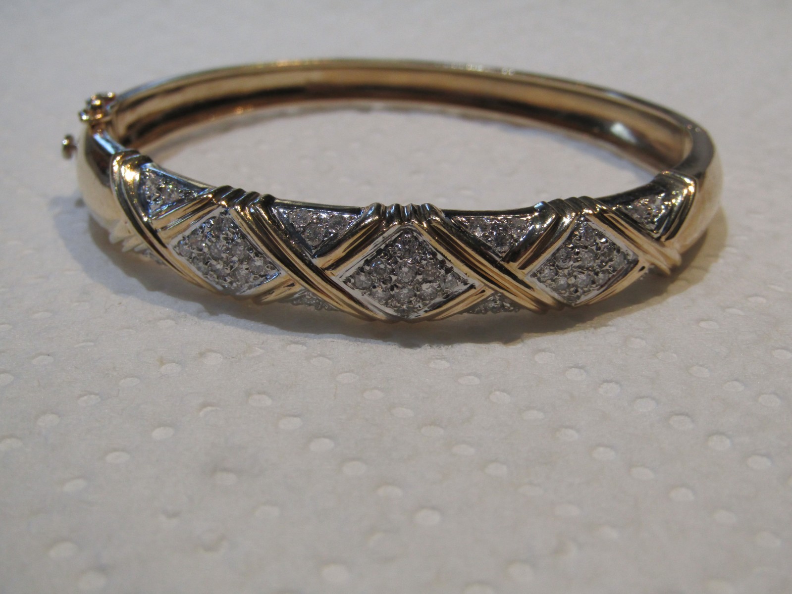 18K HINGED SOLID GOLD BANGLE BRACELET W/ APPRX 1.… - image 2