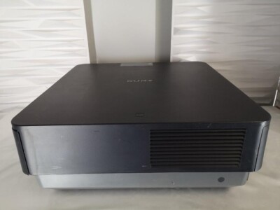 SONY HDMI-compatible commercial projector VPL-FHZ700L with SONY HDMI-compatible commercial projector VPL-FHZ700L with