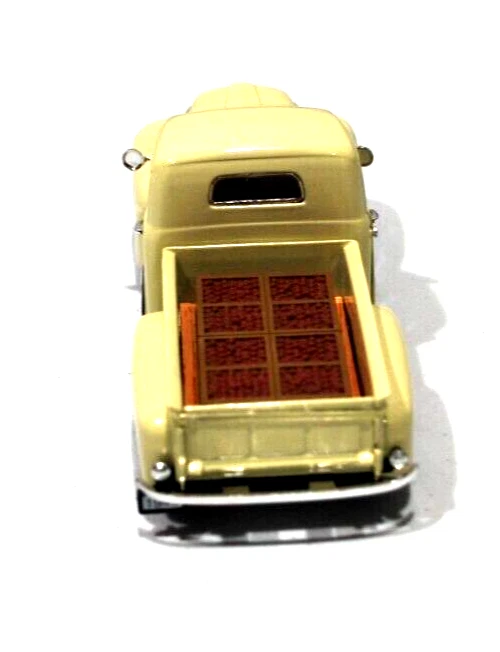 SIGNATURE MODELS #32388 1:32 DIECAST 1949 FORD F1 PICK-UP W/ TOMATO CRATE Cream. - Image 3 of 4