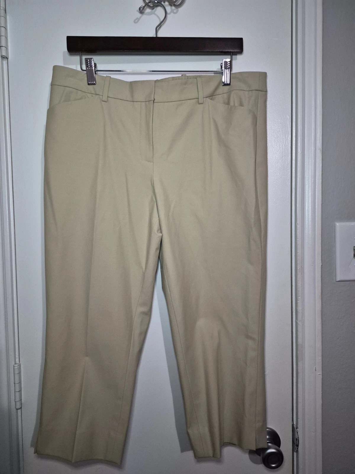 NWT LAFAYETTE 148 NEW YORK Pull On Capri Pants- Size 12 Khaki Pockets Stretch