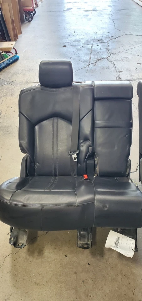 Cadillac SRX 2011 asiento de banco trasero abierto de cuero negro Foto 3 de 4