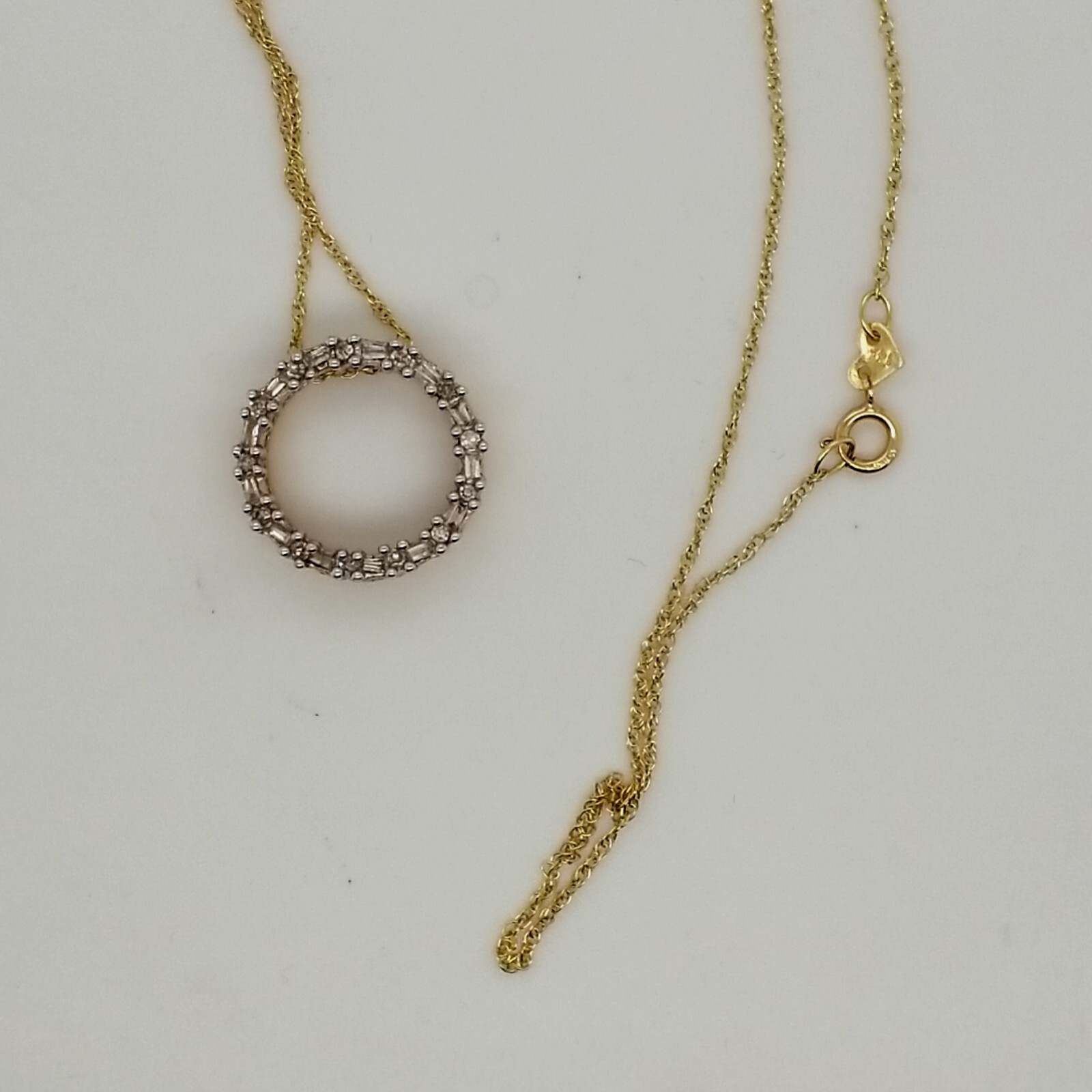 14k Gold 18 Inch Round Pendant Necklace With 26 round… Gem