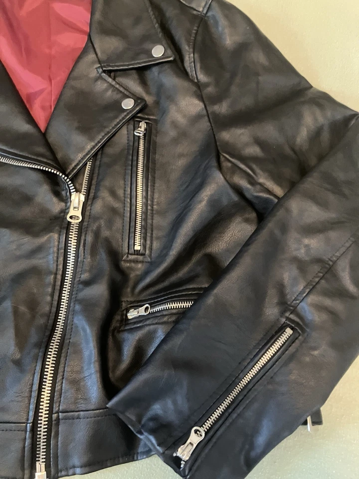 Chaqueta de motociclista mediana para mujer Wet Seal imitación cuero cremallera completa Rock N Roll negra Foto 3 de 4