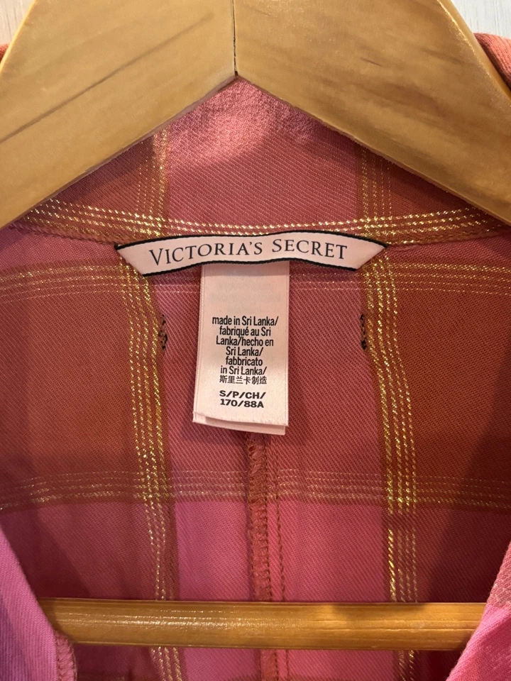 Pijama mameluco pequeño Victoria’s Secret franela oro rosa metálico abotonable Foto 3 de 4