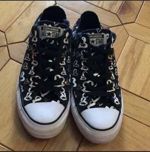 converse heart print