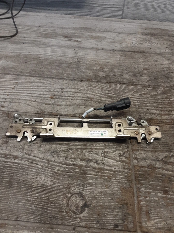 12 Can-am Spyder RT Roadster 2012 parte trasera derecha alforja soporte bloqueo de cierre Foto 2 de 4