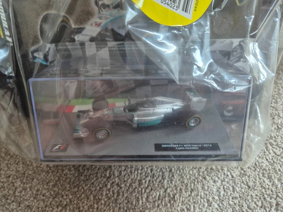 Collezione Di Auto F1 1/43 MERCEDES W05 HYBRID LEWIS HAMILTON 2014 #3 NUOVA - Immagine 2 di 3