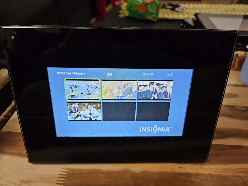 Insignia 7" Digital Picture Frame [TESTED] - Image 4 of 4