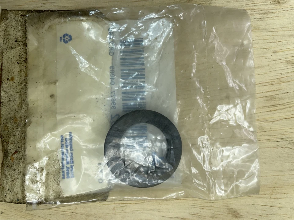 Junta de lámpara de parada de montaje alto GM OEM 2004-2009 SRX 25759092 - NOS Foto 2 de 2