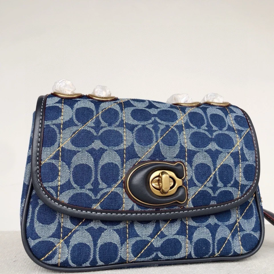 Nuevo con etiquetas Bolso de hombro Madison almohada para mujer 18 Signature Denim acolchado Outlet Foto 2 de 4